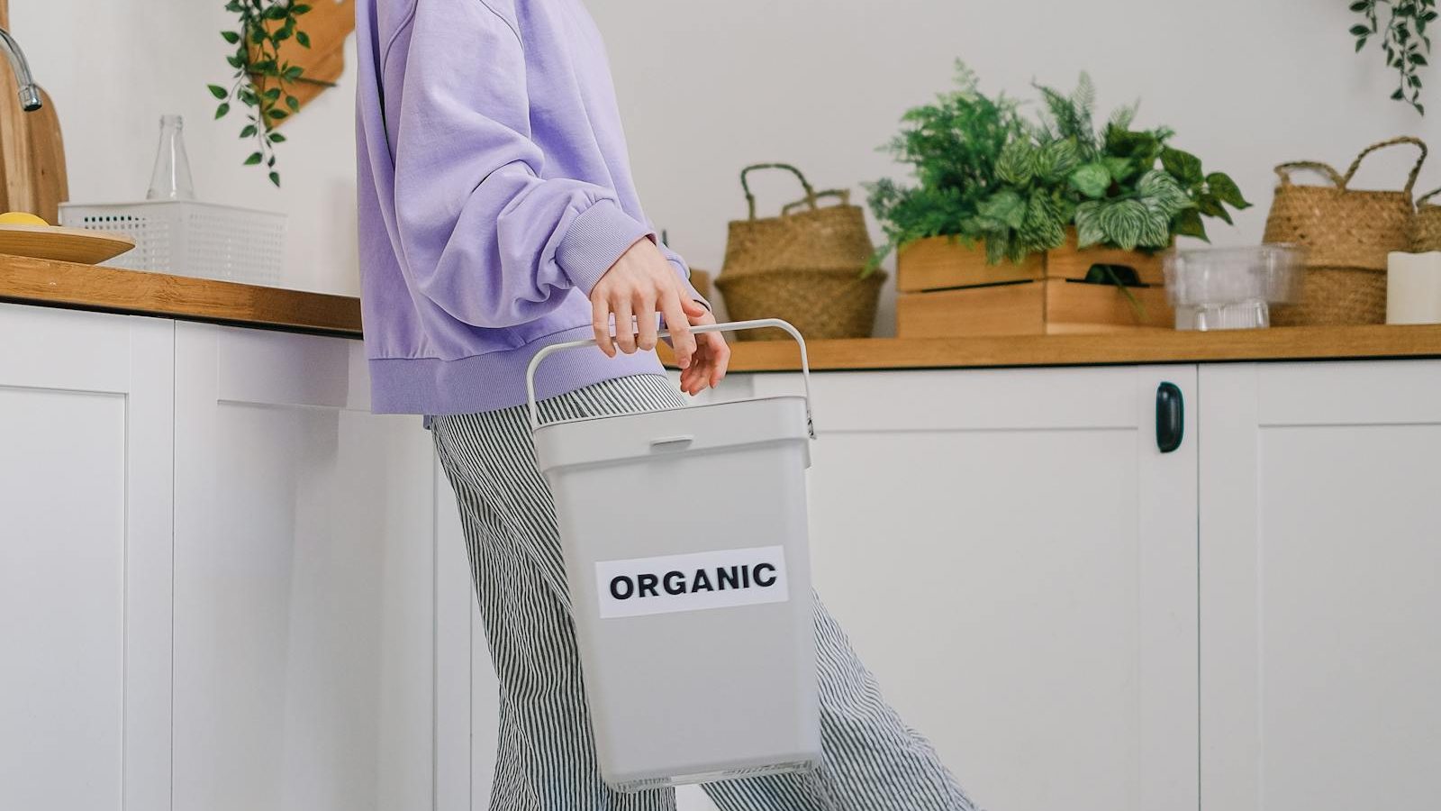 How to Rinse Recyclables Without Wasting Water